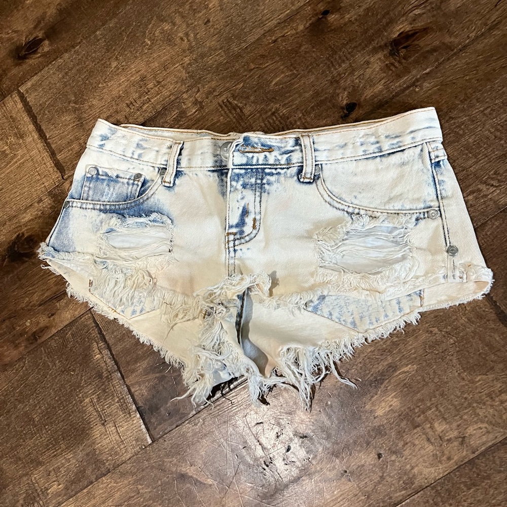 ONE TEASPOON TRASH WHORES WHITE WASHED HEAVY DISTRESSING CUTOFFS SIZE 26